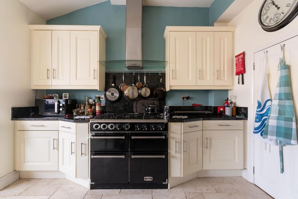 Four Bedroom Townhouse In Famous Suffolks Area Cheltenham Exterior foto